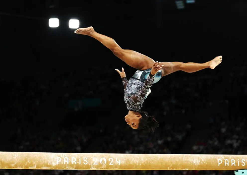 Con un ejercicio de barra soberbio, precedida por una ovación atronadora en el pabellón de Bercy, la estadounidense Simone Biles regresó este domingo al escenario olímpico. Foto EFE