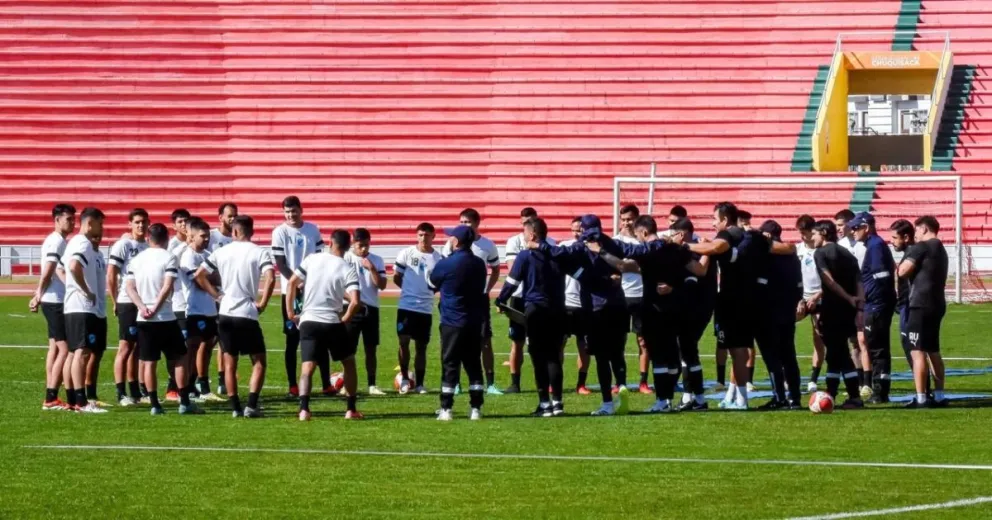 Jugadores de Bolívar se reúnen en la previa de la p´raqctica del sábado en Potosí. Foto: Club Bolívar.