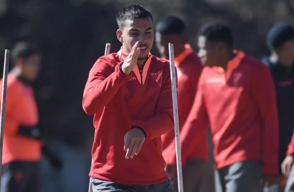 Jugadores de Always Ready cumplen una rutina de entrenamiento. Foto: Always Ready.