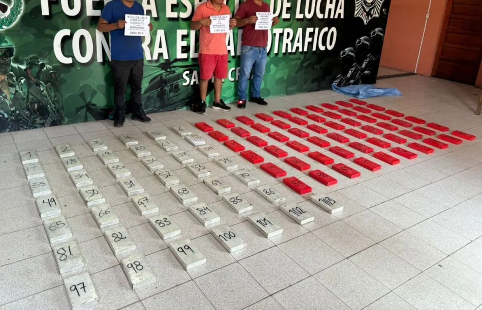 La cocaína y las tres personas aprehendidas. Foto: Fiscalía General del Estado.