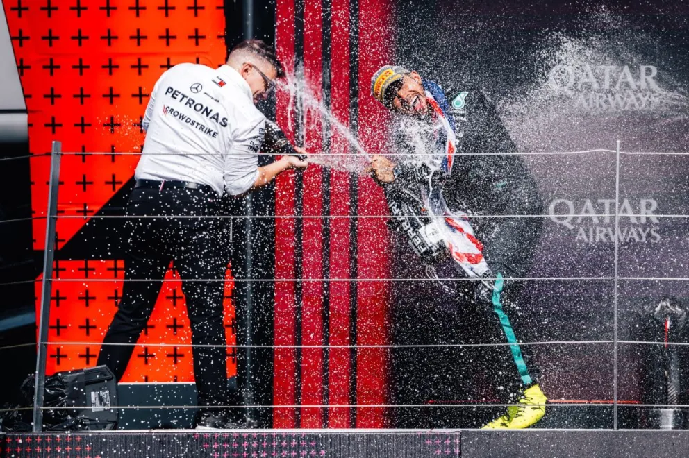 El festejo del británico que volvió al primer lugar después de bastante tiempo. Foto Team Lewis Hamilton