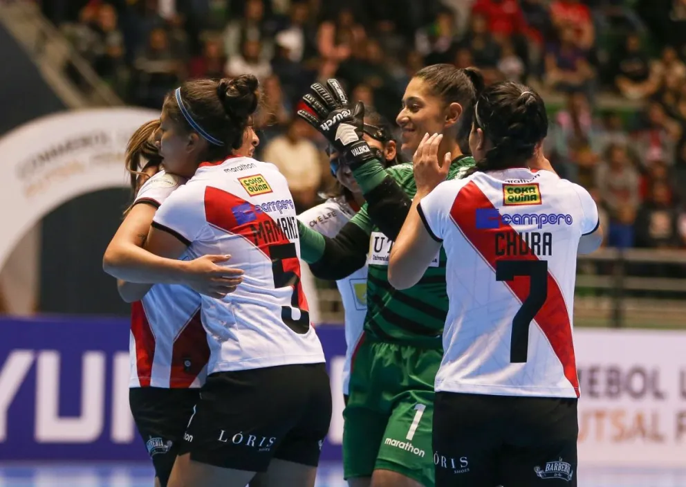 Las jugadoras nacionales celebran uno de los goles anotados en Quillacollo. Foto Conmebol