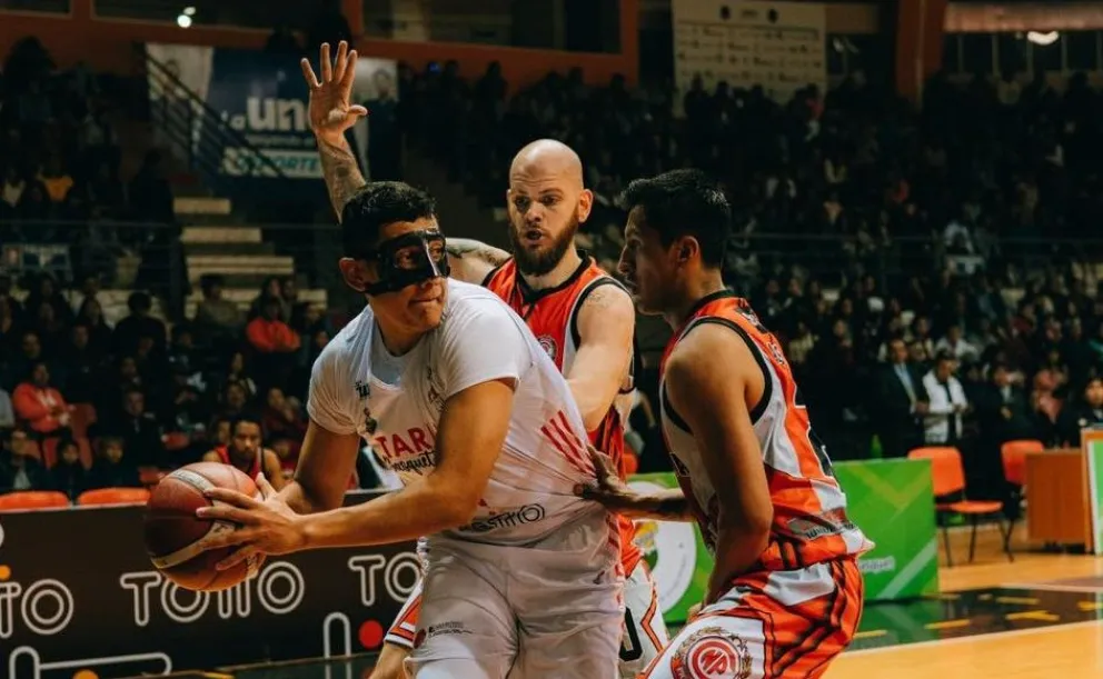 Incidencia del partido entre Tarija Básquet (de blanco) y Pichincha, Foto: Tarija Básquet.