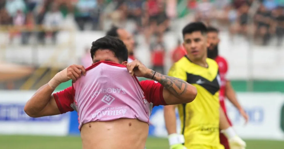 Gustavo Peredo, de Guabirá, se lamenta una de las muchas situaciones que perdió frente a GV San José. Foto: APG.