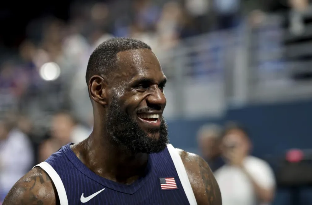 LeBron James sonríe en una de las pausas del entretenido partido ante Serbia. Foto EFE