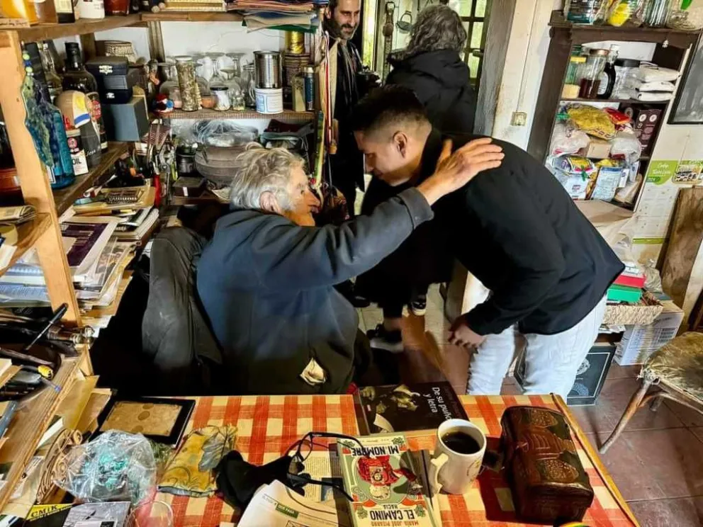 Andrónico Rodríguez junto a José Mujica, en Montevideo. Foto: Senado