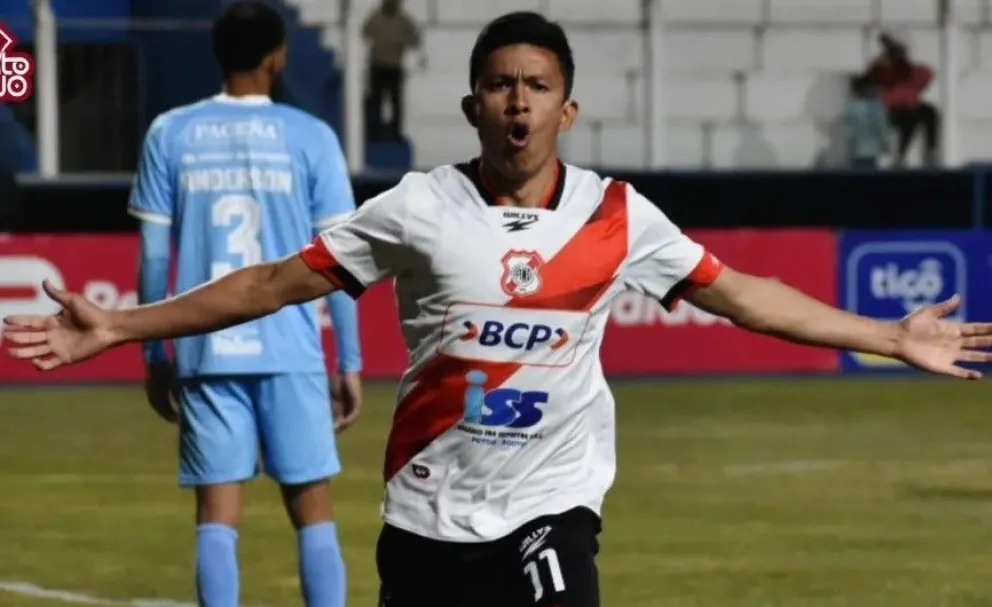 Rojas celebra el segundo gol de su autoría. Atrás sufre por su error Anderson de Jesús. Foto: Nacional Potosí.