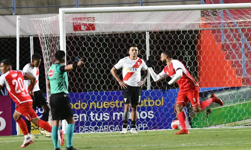 El festejo de Tobar tras anotar el segundo gol del partido, mientras se lamenta Cuéllar. Foto APG