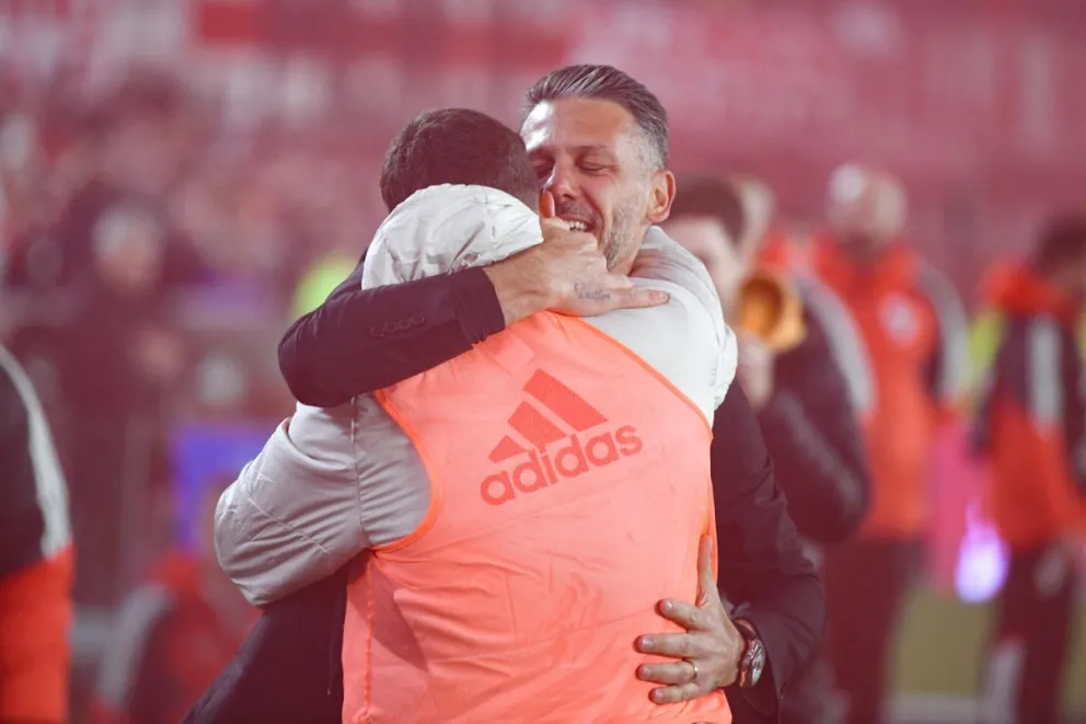 Demichelis abraza a su hijo Bastian, en el último partido que dirigió como DT de River. Foto EFE