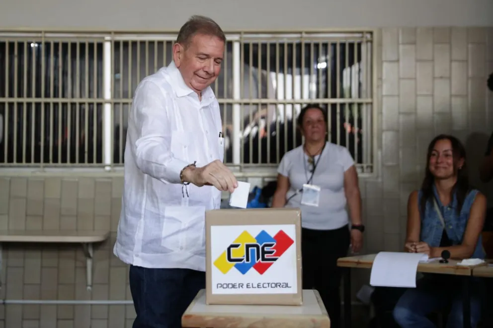 Edmundo González Urrutia al momento de votar el domingo. Foto: EFE