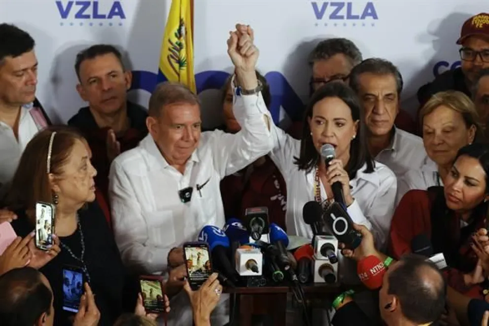 El candidato a la presidencia de Venezuela, Edmudo González Urrutia (c-i), y la líder opositora venezolana, María Corina Machado (c-d), dan declaraciones tras conocer los resultados de las elecciones presidenciales este lunes, en Caracas (Venezuela). EFE/