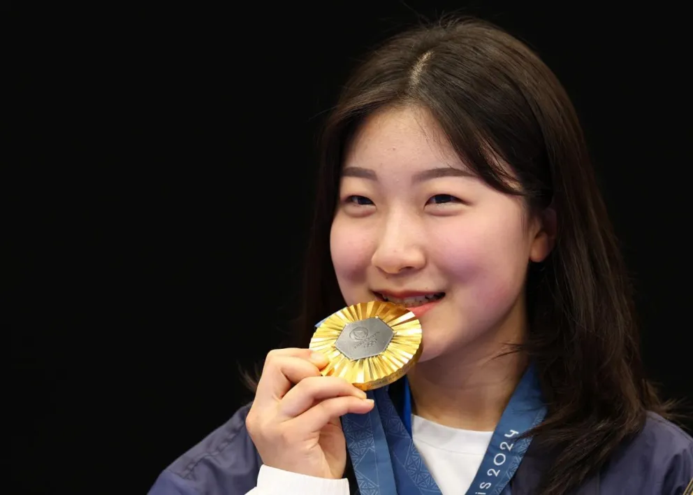 Hyojin Ban, de Corea del Sur, posa con su medalla de los 10 metros rifle femenino. Foto: EFE.