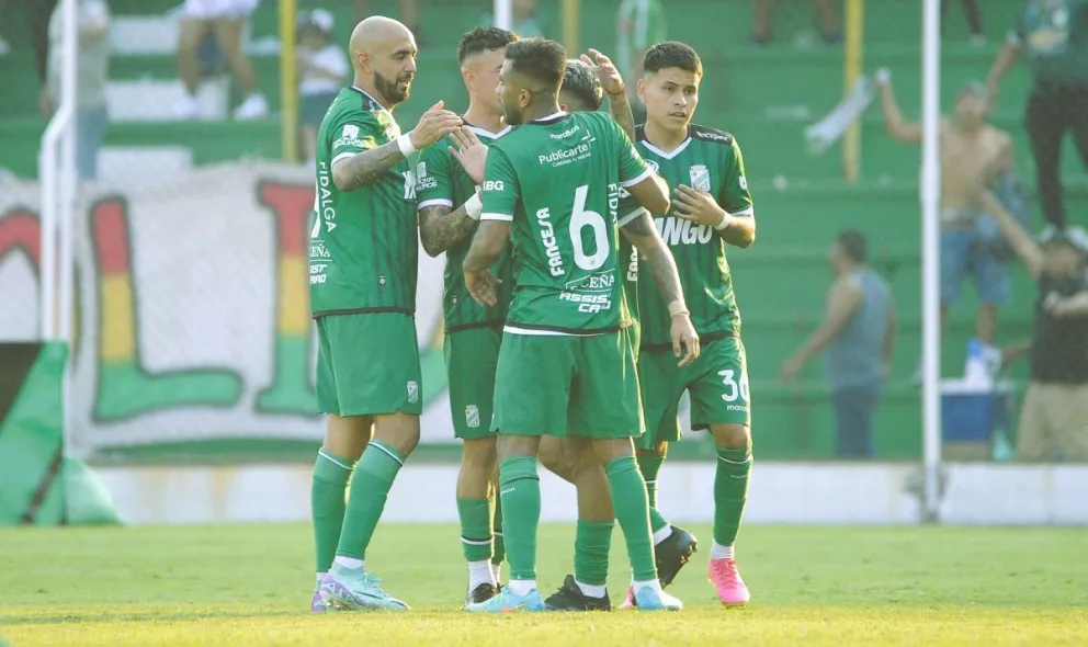 Los verdolagas celebran el gol que le anotaron el sábado a Real Santa Cruz. Foto: APG