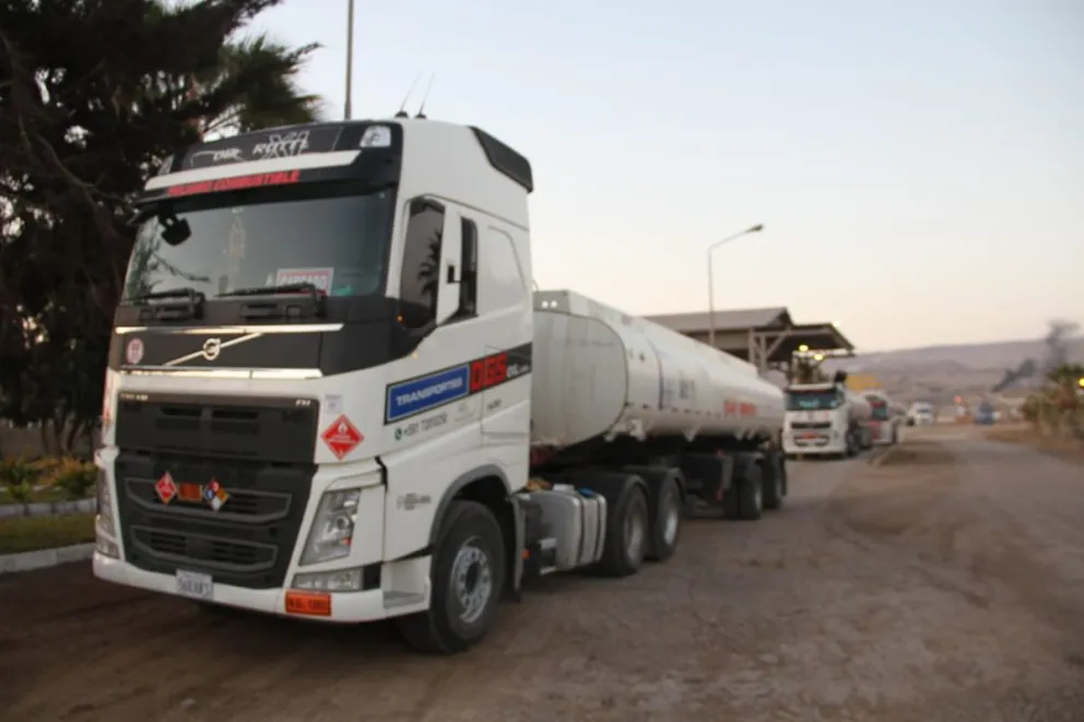 YPFB enfrenta problemas por el clima para descargar combustible importado en Arica. Foto. YPFB