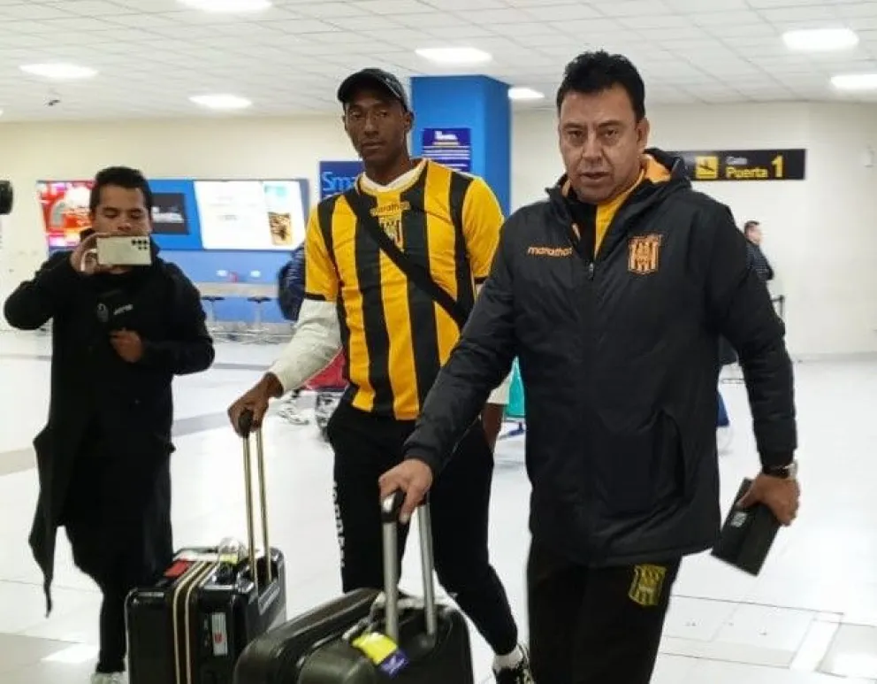 Ayarza, con la camiseta del Tigre, junto al dirigente Juan Pablo Revilla en el aeropuerto de El Alto. Foto: Sports 360