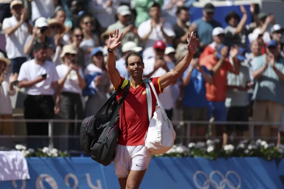 Nadal se despide del público tras su derrota con Djokovic. Foto: EFE.