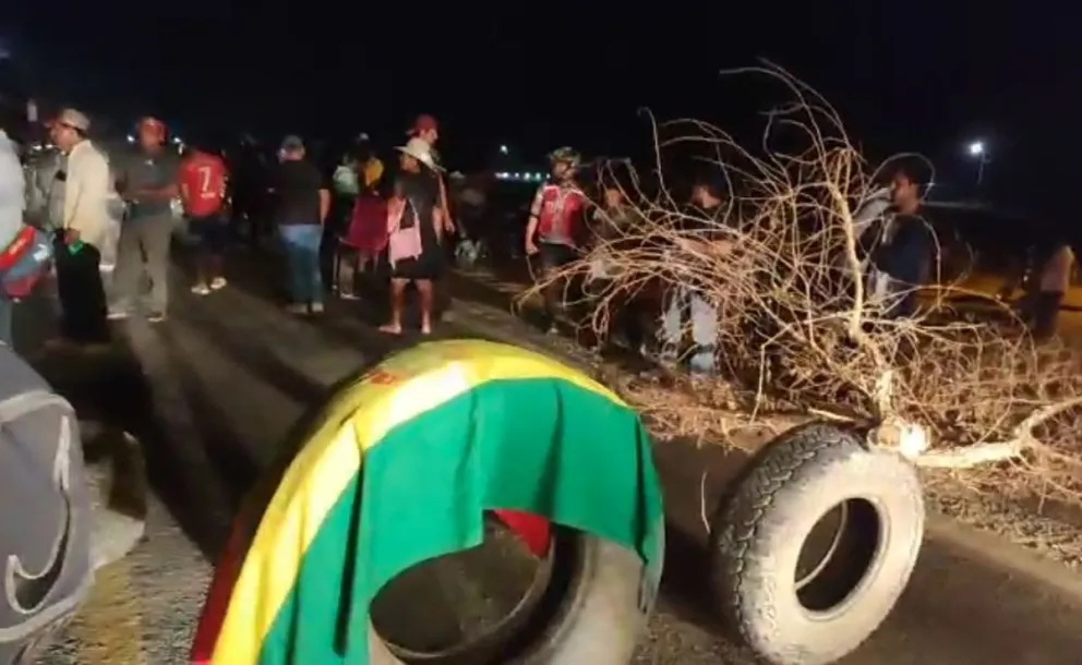 Agricultores bloquean la ruta entre Santa Cruz y Trinidad. Foto: Captura de video