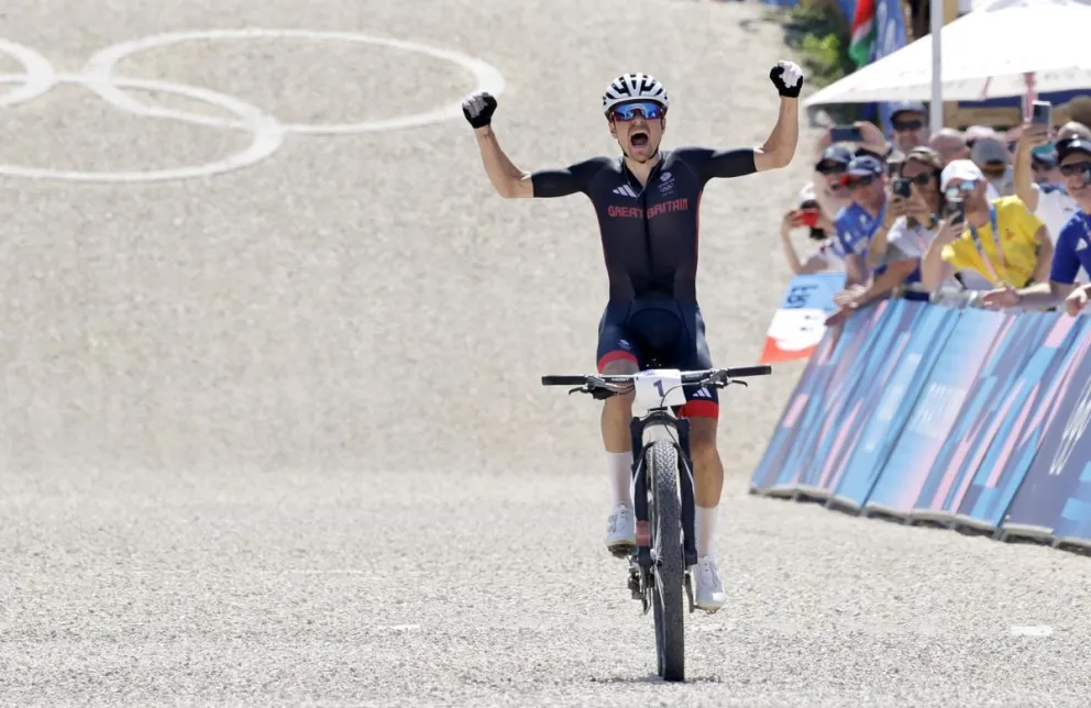 El británico Thomas Pidcock celebra por su triunfo en el Elancourt Hill. Foto: EFE.