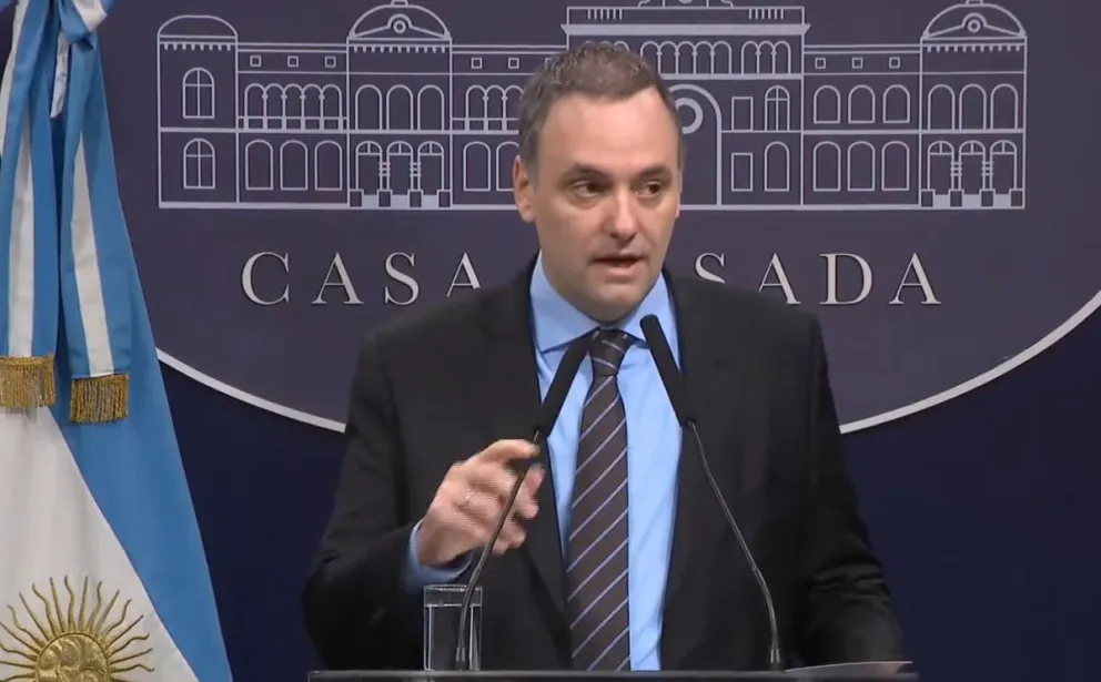 El portavoz presidencial del Gobierno de Argentina, Manuel Adorni. Foto: Captura de video