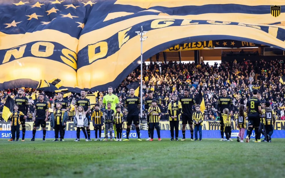 Jugadores de Peñarol antes de iniciar el partido frente a Defensor Sporting. Foto: club Peñarol