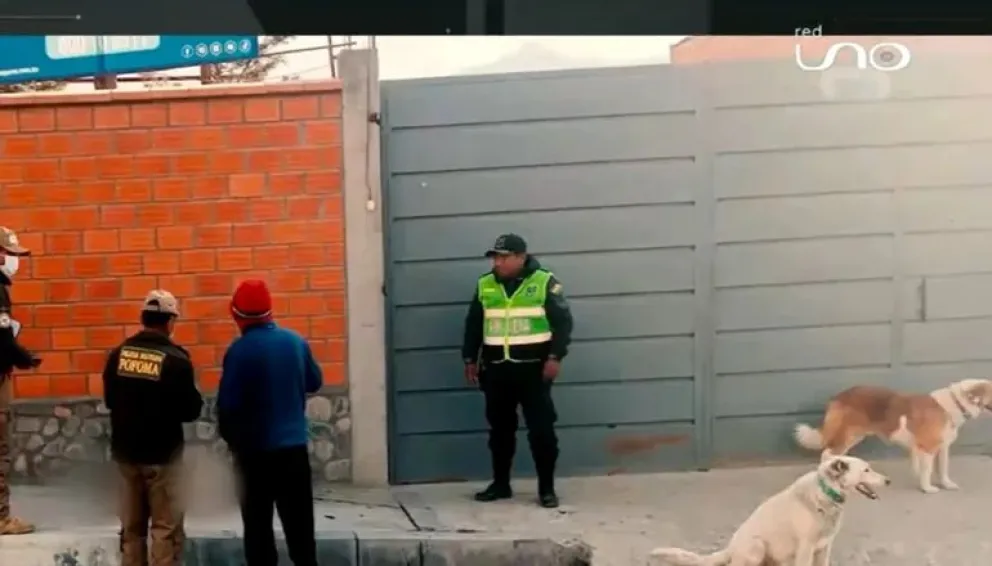 Efectivos de Pofoma llegaron al lugar donde se encontró al perrito colgado. Foto: Red Uno