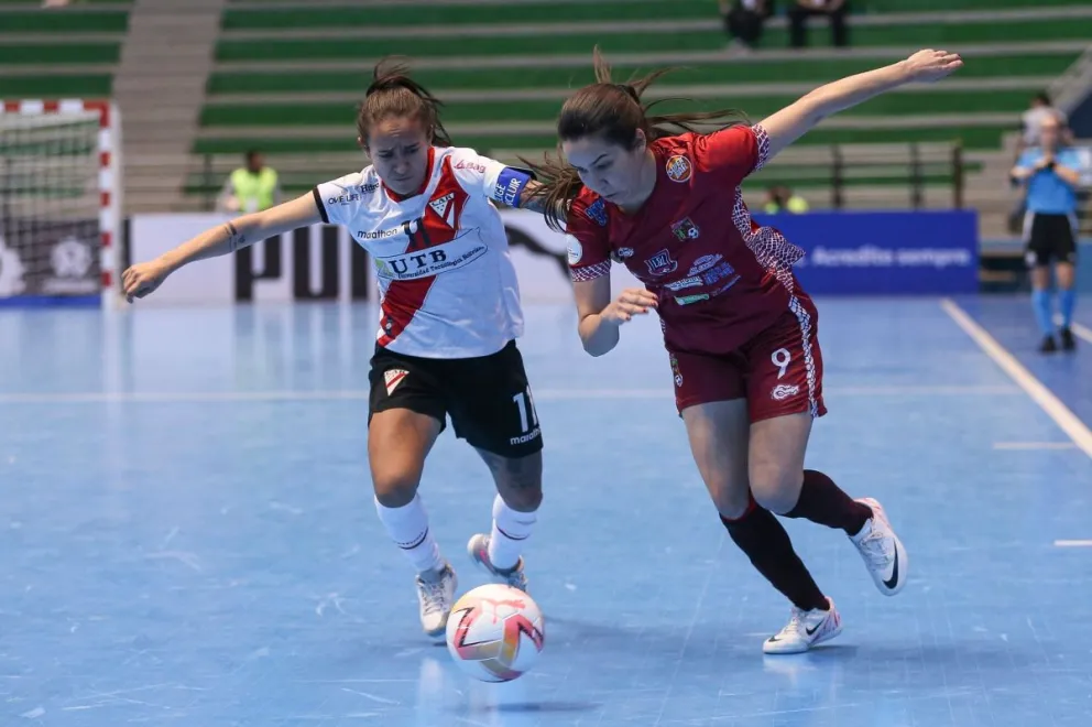 La internacional Galvez disputa el balón con una rival de Exa Ysaty, el domingo. Foto Conmebol