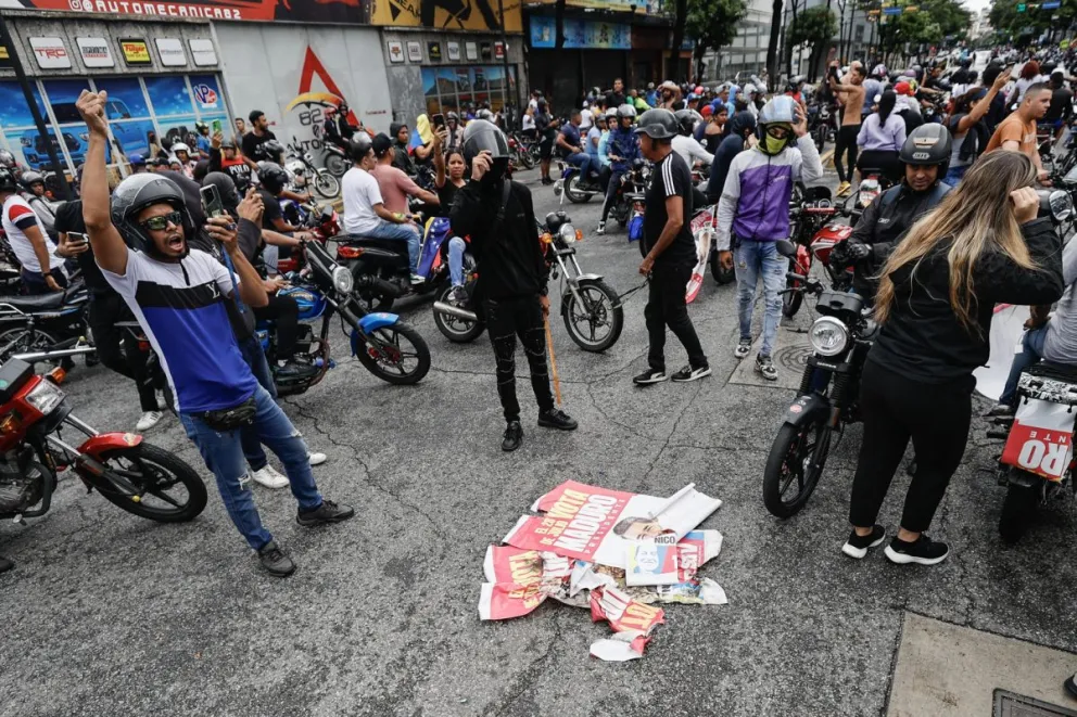 Opositores al gobierno de Nicolás Maduro recorren las calles en motocicletas durante una protesta este lunes, en Caracas (Venezuela). Foto: EFE