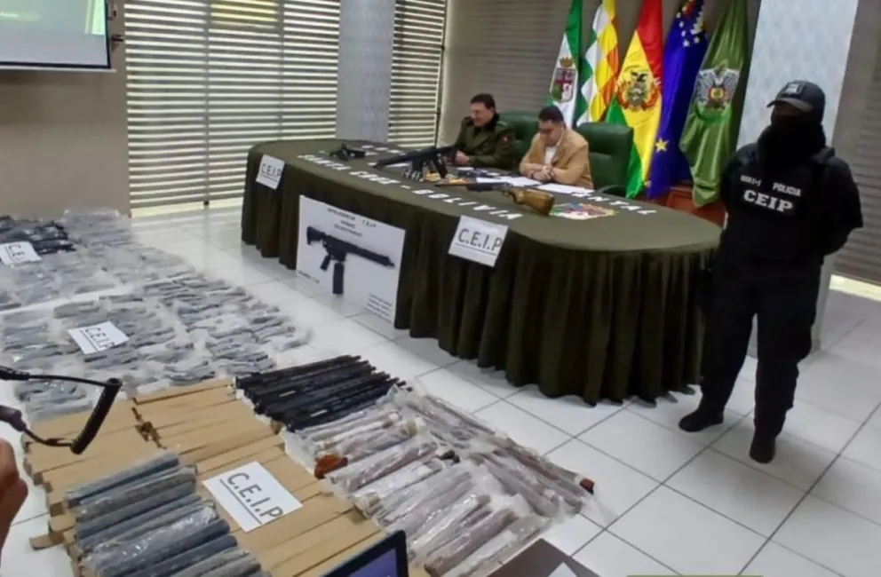 Autoridades presentan las partes de las armas secuestradas. Foto: Policía Departamental de Santa Cruz. 