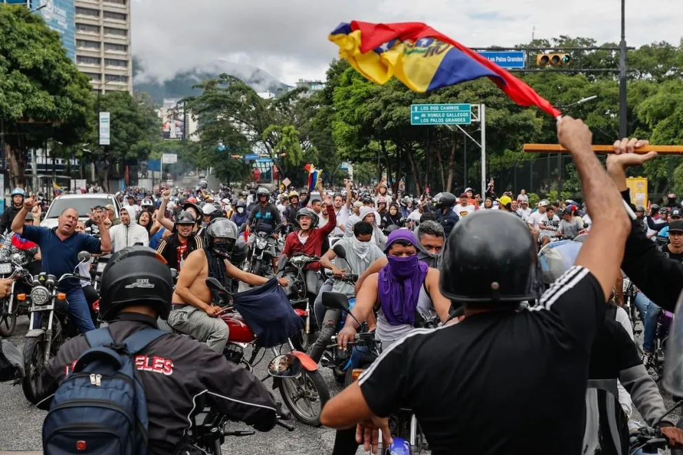 Opositores al gobierno de Nicolás Maduro recorren las calles en motocicletas este lunes, en Caracas (Venezuela). EFE/ Henry Chirinos
