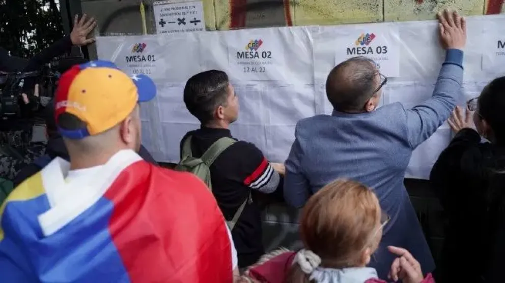 Recuento de mesas de sufragio en Venezuela, ayer. Foto: Ámbito