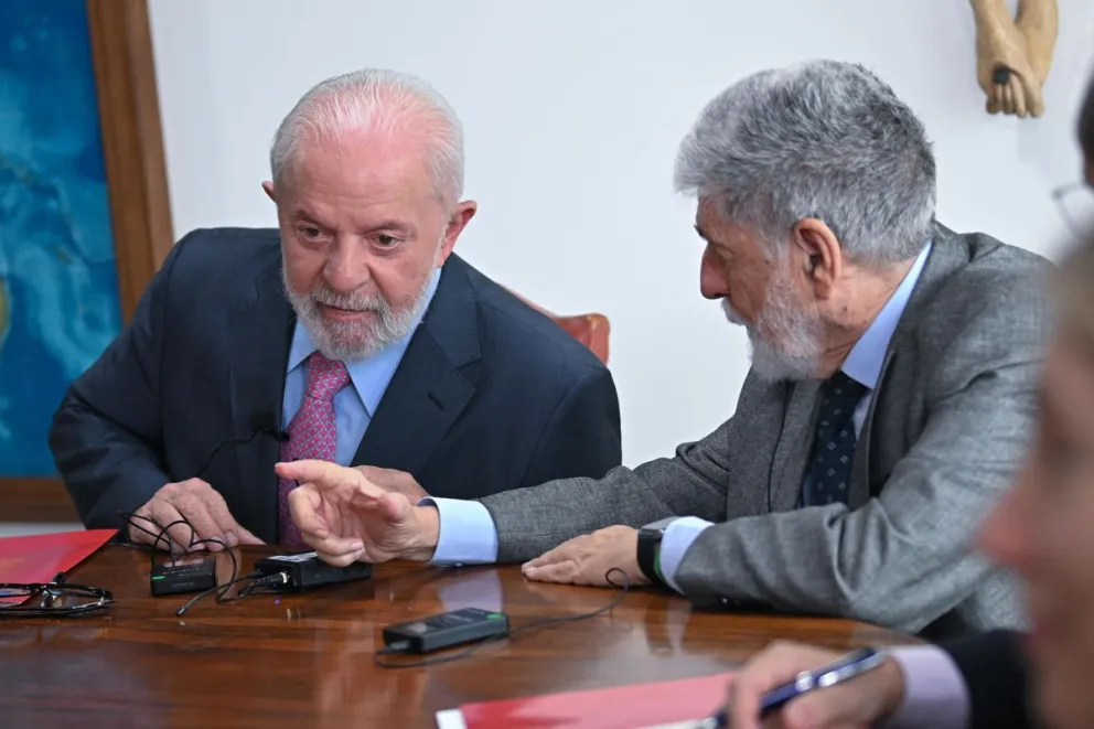 Foto de archivo del 21 de febrero de 2024 del presidente de Brasil, Luiz Inácio Lula da Silva (i), junto a Celso Amorim, jefe de la Asesoría Especial de la Presidencia de Brasil para Asuntos Internacionales. Foto: EFE