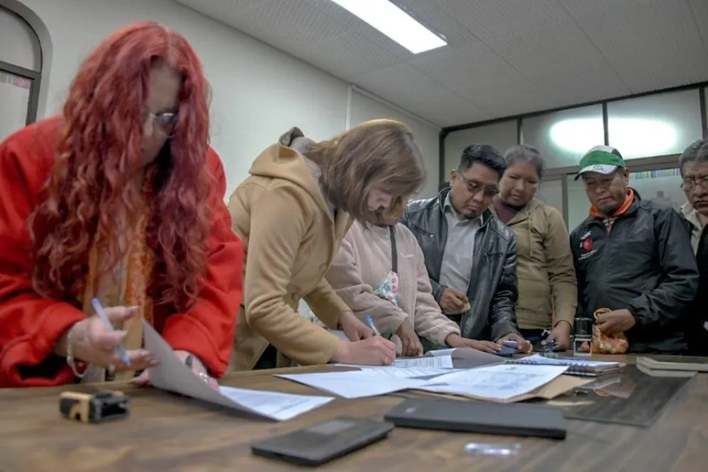 Autoridades y representantes de pacientes renales firman el acuerdo.  Foto: Ministerio de Salud