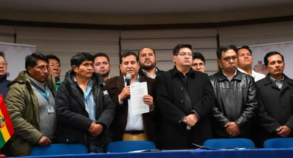 Autoridades de Gobierno y dirigentes del transporte pesado luego de firmar el acuerdo de 12 puntos, en junio pasado.Foto: Ministerio de Economía