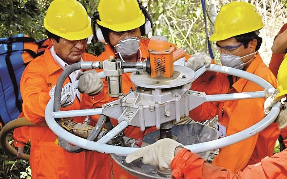 El entonces presidente Evo Morales, el 30 de diciembre de 2014, inicia la perforación en Lliquimuni. Foto: ABI