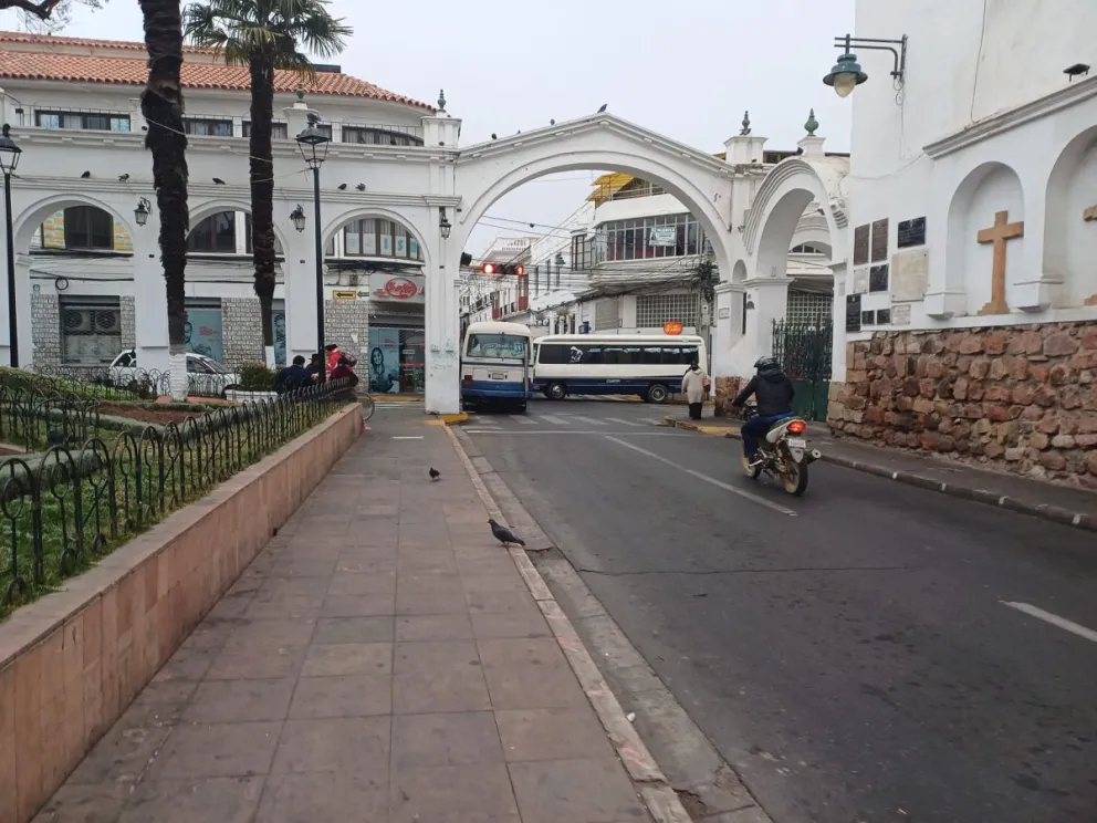 Micros interrumpen el paso en una céntrica calle de la capital. Fotos: Kawsachun Coca
