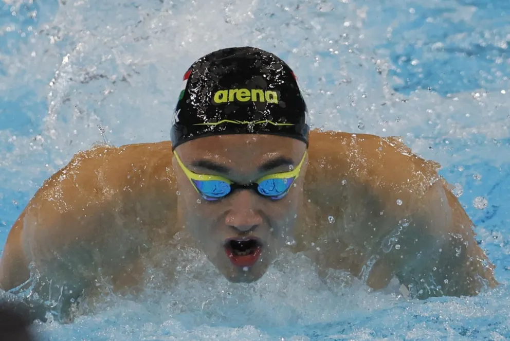 El nadador húngaro Kristof Milak compite para romper el récord del mundo en su serie de los 200m mariposa masculinos. Foto: EFE
