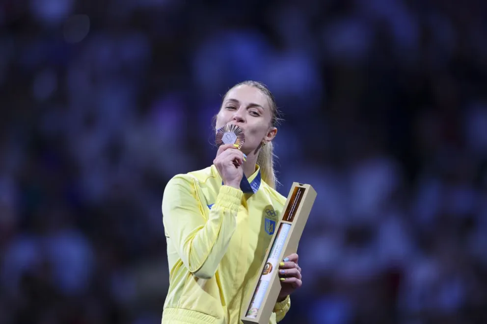 La esgrimista ucraniana Olga Kharlan posa con la medalla de bronce. Foto:EFE