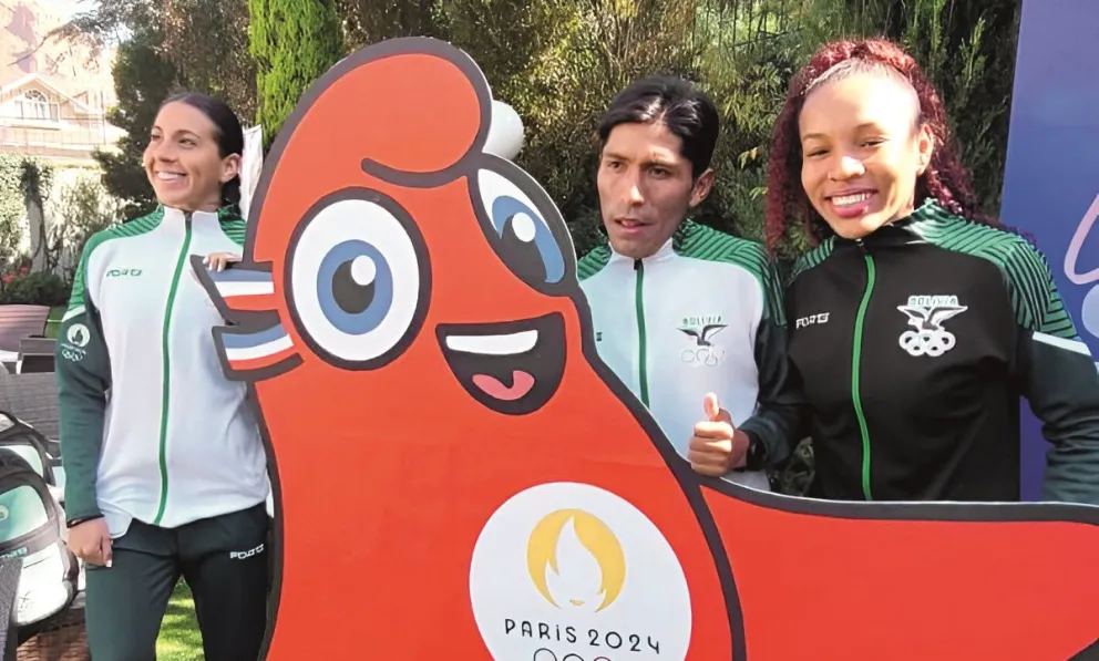 María José Ribera (izq.), Héctor Garibay y Gabriela Torrez junto a la mascota oficial de los Juegos Olímpicos de París 2024. Foto: COB.