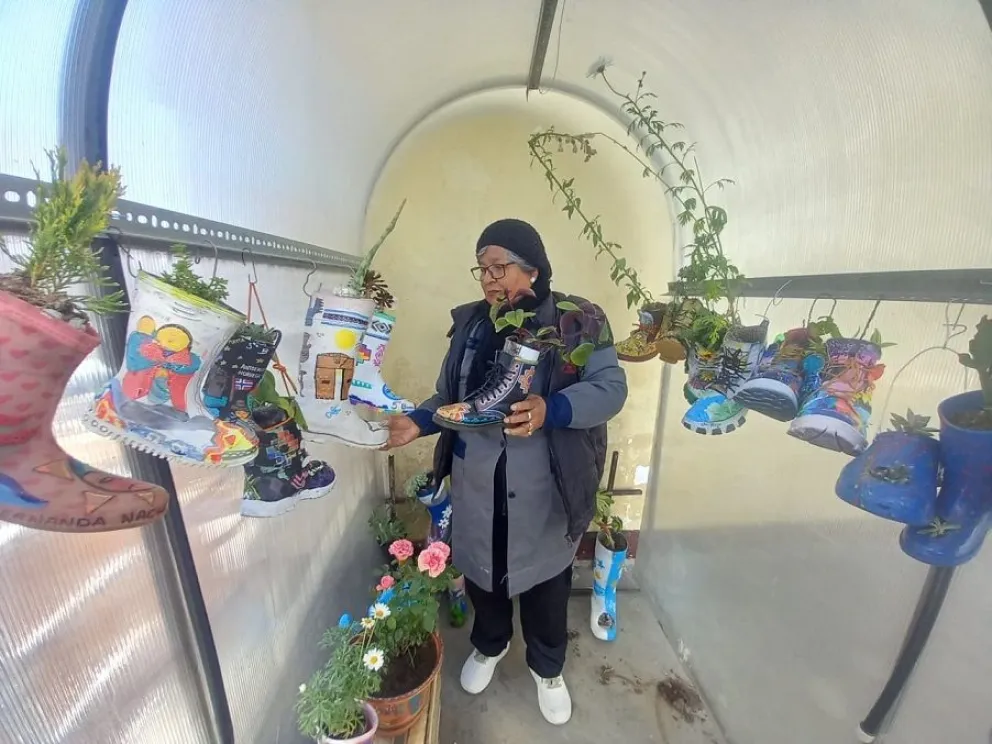 En una escuela, los niños pintaron botas y zapatos reciclados para crear su huerto. Foto: Escuelas sustentables