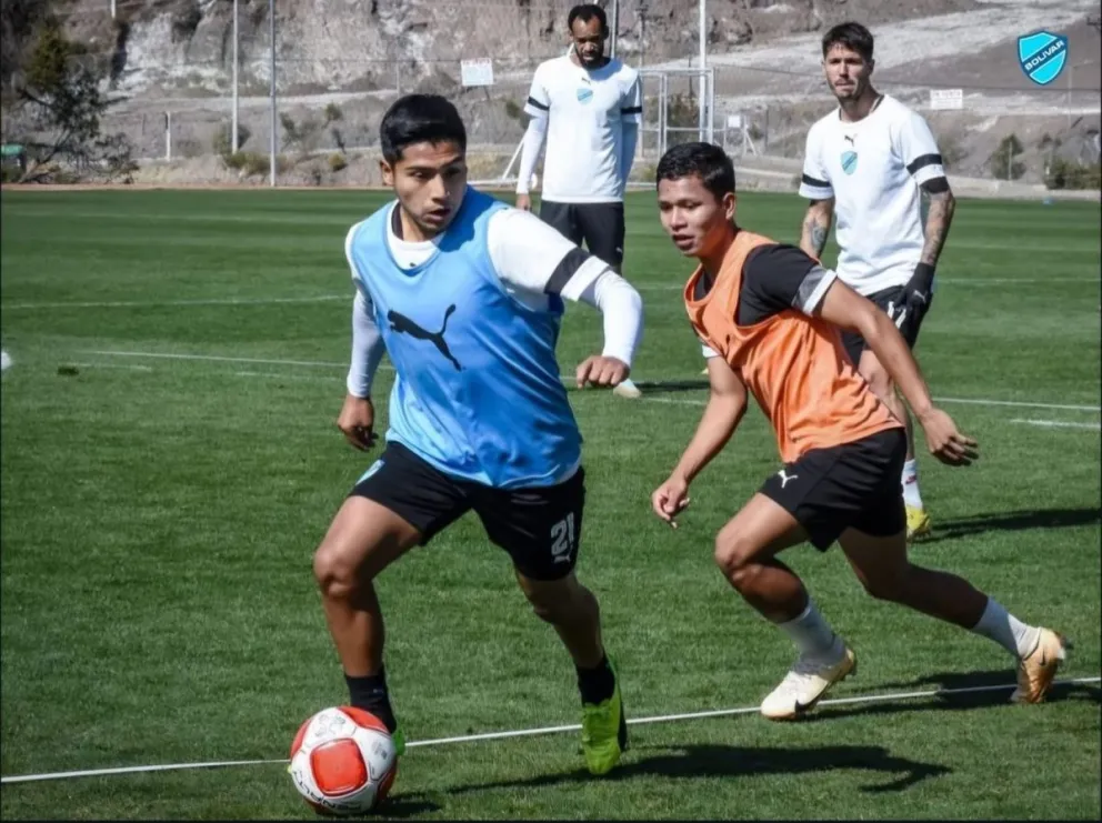 Jhon Velásquez domina la pelota en una práctica celeste. Foto: Club Bolívar.