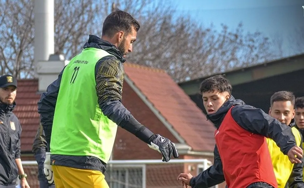 El golero Rodrigo Banegas (izq.) y el juvenil Dilan Saavedra en un entrenamiento en Argentina. Foto. club The Strongest