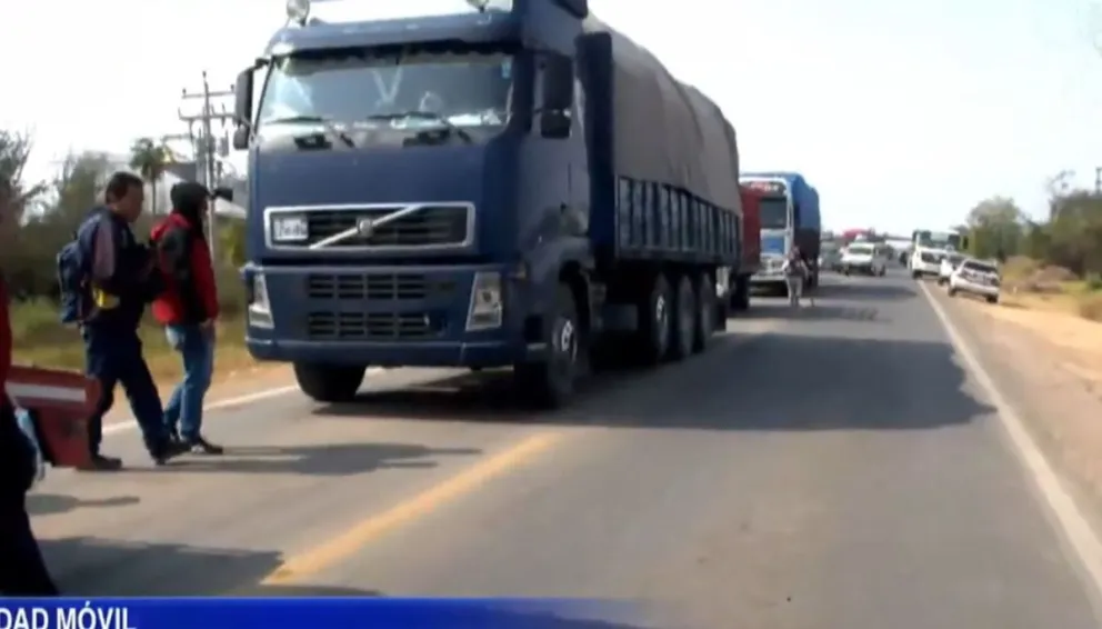Un sector del bloqueo de la ruta entre Santa Cruz y Beni. Foto: Captura de video
