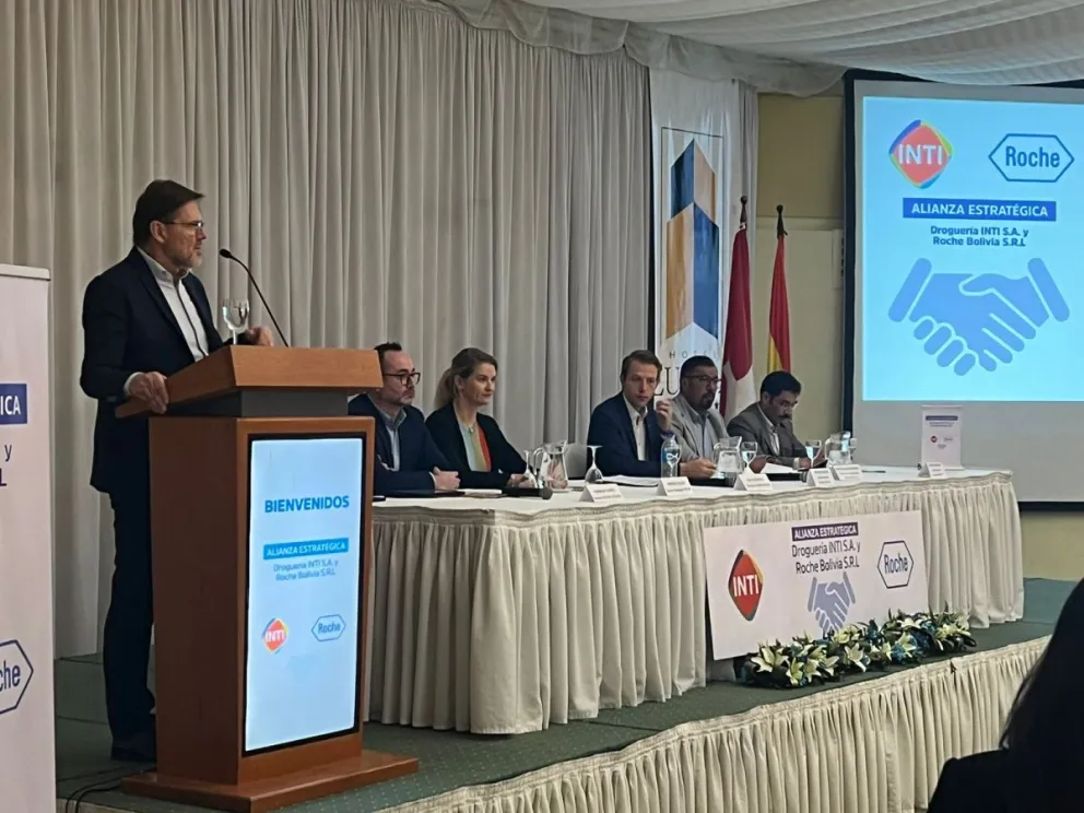 Rolf Erik Hoenger, CEO de Roche en Latinoamérica, se dirige al auditorio para explicar la alianza con INTI. Foto: INTI