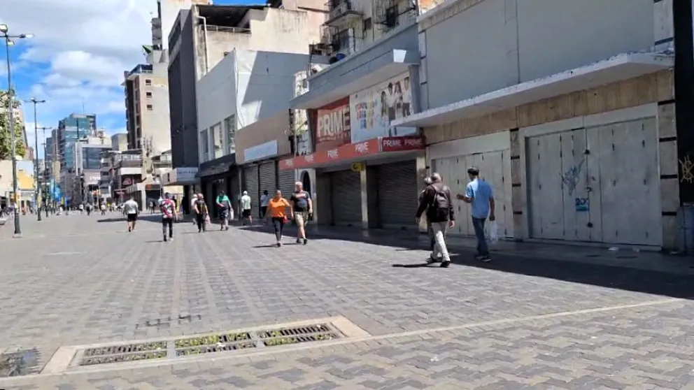 Poco tránsito vehicular y negocios cerrados en Caracas, Venezuela. Foto: Visión 360
