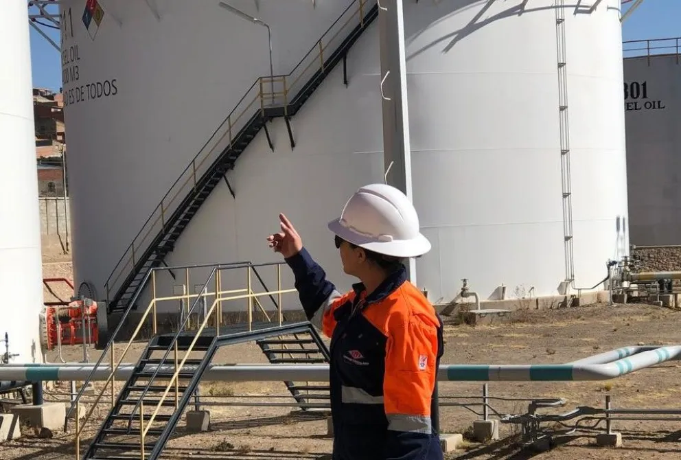 Un funcionario de Yacimientos en la planta de Oruro. Foto: YPFB