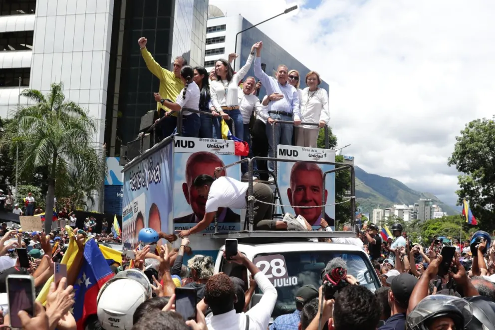 La líder opositora venezolana María Corina Machado y el candidato a la presidencia de Venezuela Edmundo González Urrutia participan en una manifestación de apoyo este martes, en Caracas (Venezuela). Foto: EFE