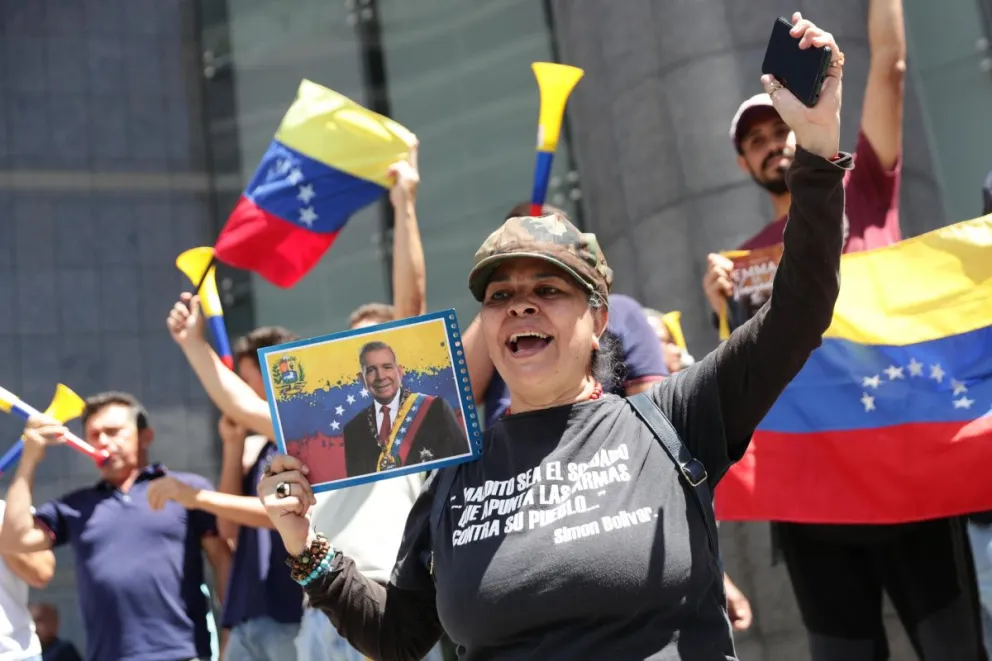 En Caracas, una manifestante muestra una fotografía del candidato a la presidencia de Venezuela, Edmundo González Urrutia. Foto: EFE