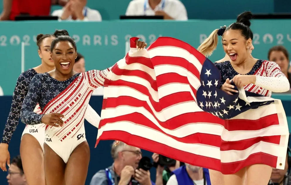 Biles y el equipo norteamericano celebran la conquista de hoy, en los Juegos Olímpicos. Foto EFE