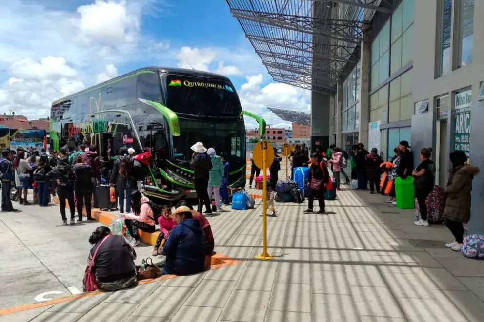 Pasajeros aguardan viajar desde la Terminal de Buses de El Alto. Foto: ATB