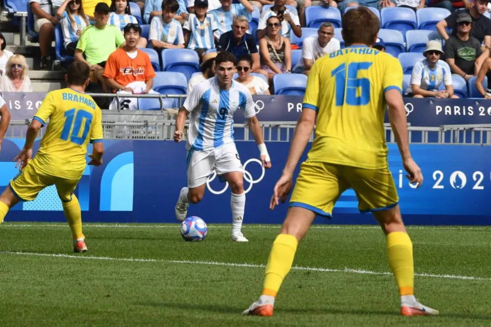 Julián Alvarez domina el balón ante la marca de dos jugadores rivales. Foto AFA